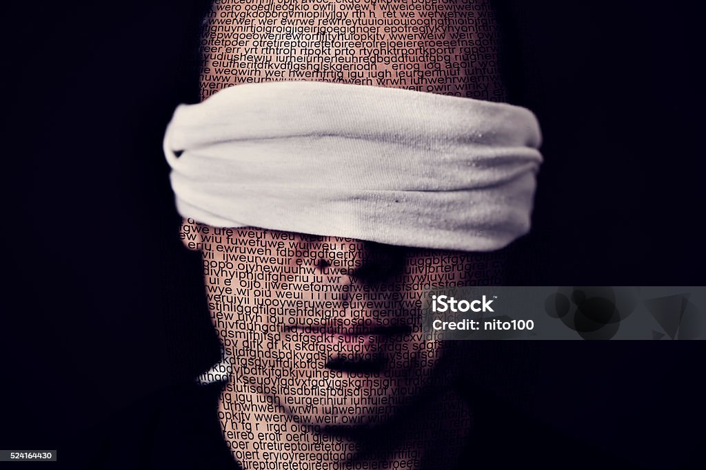 Junger Mann mit einer Augenbinde in seinen Augen - Lizenzfrei Augenbinde Stock-Foto
