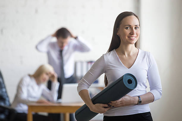 geschäftsfrau sie fitness - zen like meditating yoga business stock-fotos und bilder