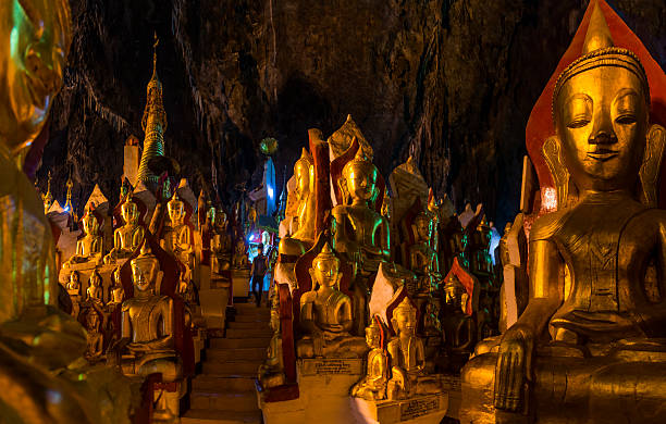 ピンダヤ ペチェルスキー、ミャンマー - gold pagoda temple myanmar ストックフォトと画像