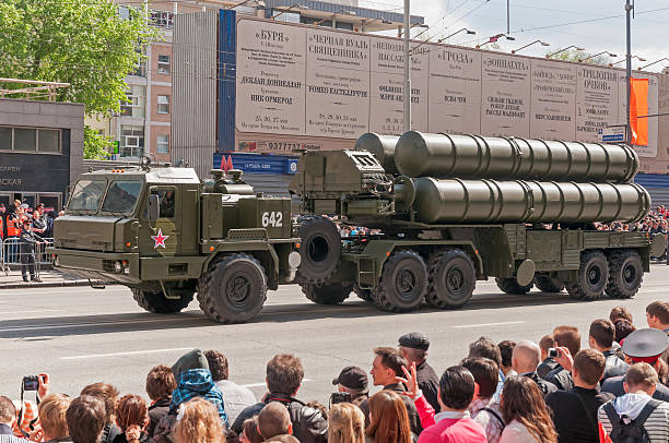 s - 400 арка-бухарест на парад, посвященный день победы - прежний советский союз стоковые фото и изображения