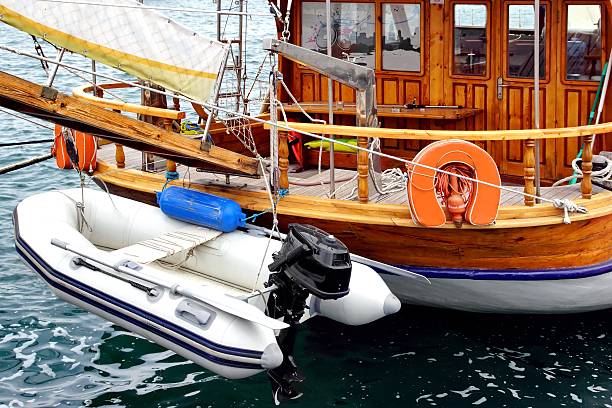 motor de barco no mar para qualquer objectivo - motorboating sailing life jacket lake imagens e fotografias de stock