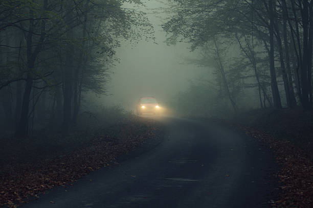 coche en fogy noche - driving night car headlight fotografías e imágenes de stock