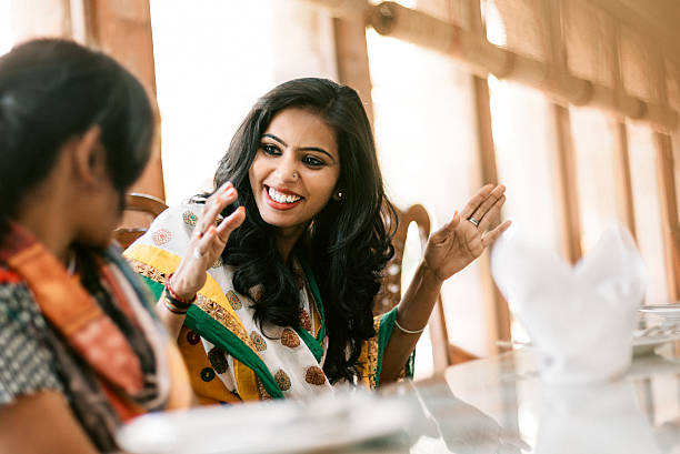 jovem indiano mulheres refeições juntos - hotel restaurant women luxury - fotografias e filmes do acervo
