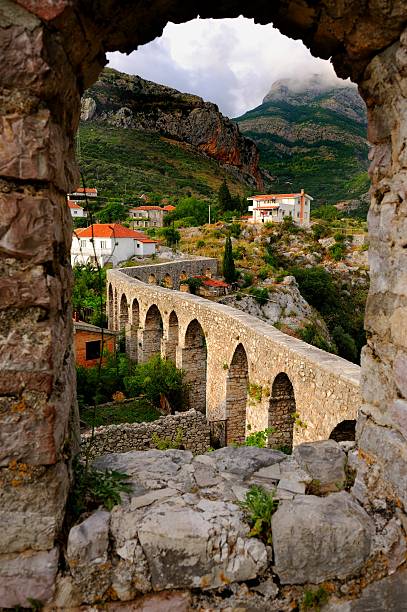 бар, черногория-июня к 2015 году г. : акведук в старый бар - bar стоковые фото и изображения