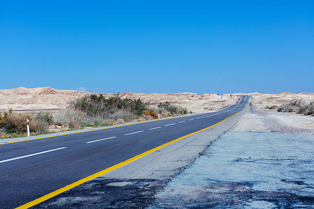 wüste straße. israel - strammer max stock-fotos und bilder