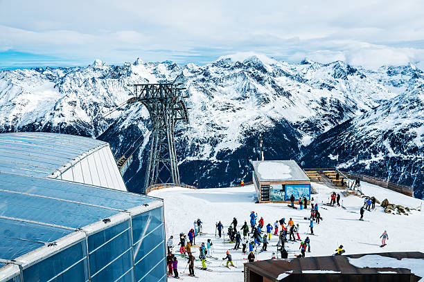 스키어인 위에 스키 리조트 soelden, 티롤, 오스트리아 - soelden 뉴스 사진 이미지