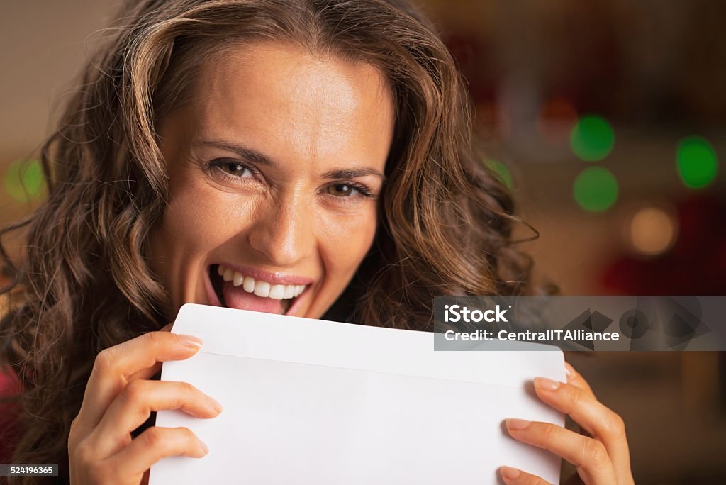 Sonriente Joven mujer lamer envoltura - Foto de stock de Lamer libre de derechos