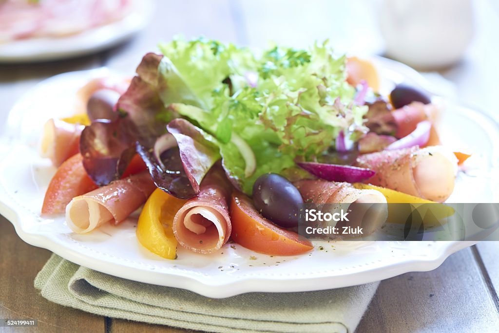 Ensalada de tomates y prosciutto - Foto de stock de Aceite de oliva libre de derechos