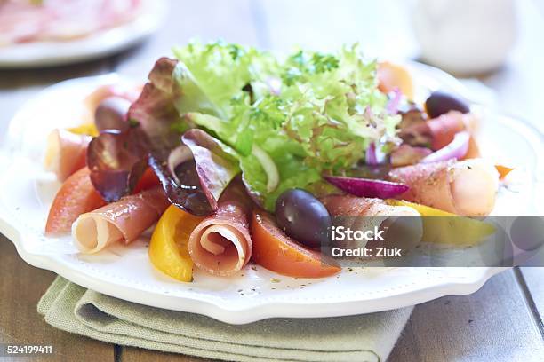 Ensalada De Tomates Y Prosciutto Foto de stock y más banco de imágenes de Aceite de oliva - Aceite de oliva, Aceite para cocinar, Aceituna