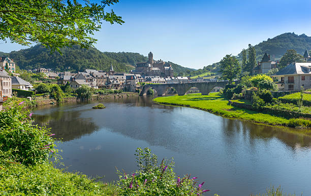 estaing medieval village - lot fotografías e imágenes de stock