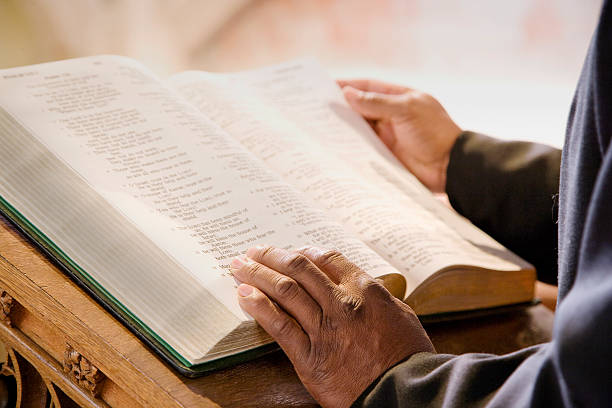 öffnen sie bibel auf kirche bewilligter altar und prediger's hands - prediger stock-fotos und bilder