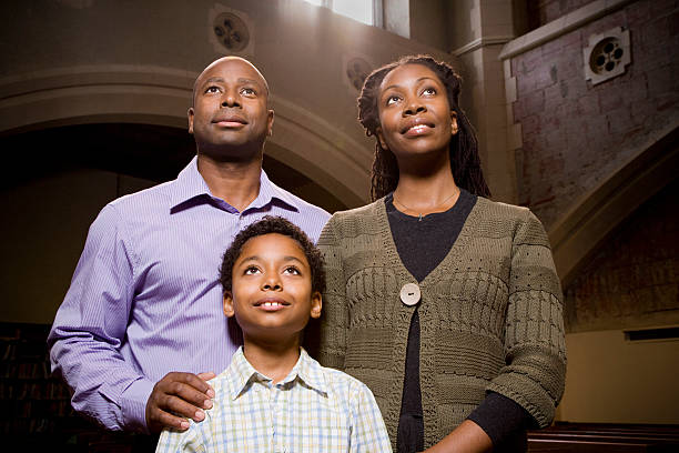 familia pie y medida en church - cathedral group fotografías e imágenes de stock