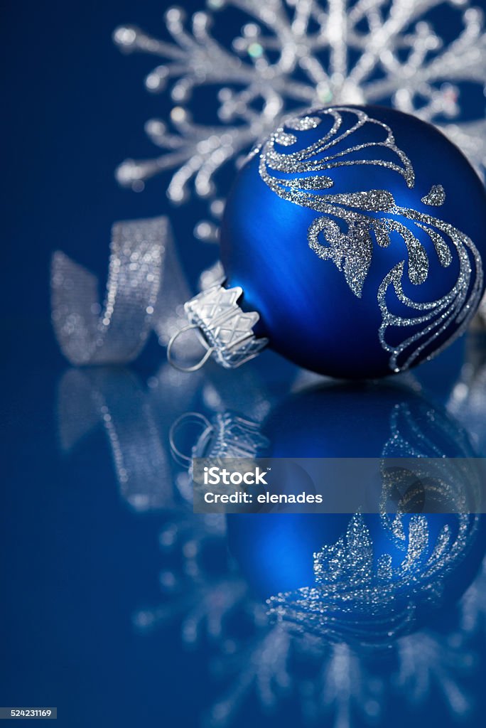 Foto de Enfeites De Natal Azul E Prata Sobre Fundo Azul Escuro e mais fotos  de stock de Artigo de decoração - iStock