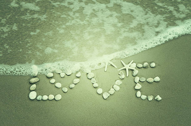 parola amore scritto sulla spiaggia - surfy foto e immagini stock