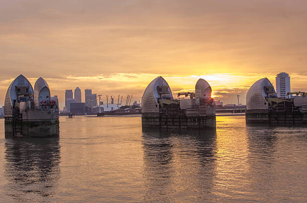 barreira do tâmisa - thames river thames barrier london england boundary - fotografias e filmes do acervo