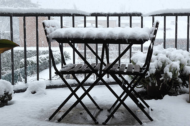 mesa y sillas con nieve - non urban scene landscaped winter snow foto e immagini stock