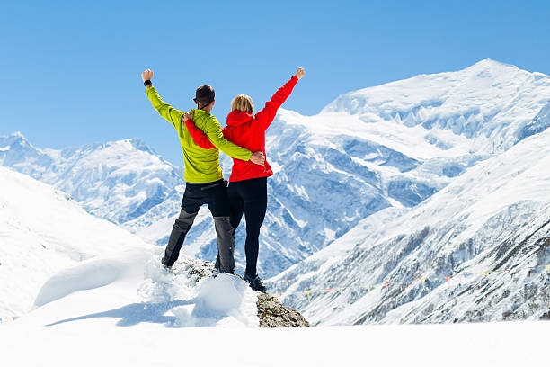 ハイキングの成功は、男性と女性のカップルの冬の山 - women winter autumn nature ストックフォトと画像