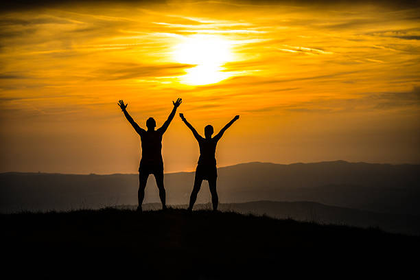 les randonneurs joie en haut d'une colline - success determination idyllic carefree photos et images de collection