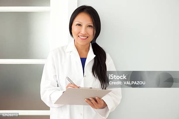 Seguro Médico Mujer Asiática Tomar Nota En Portapapeles Foto de stock y más banco de imágenes de Doctor