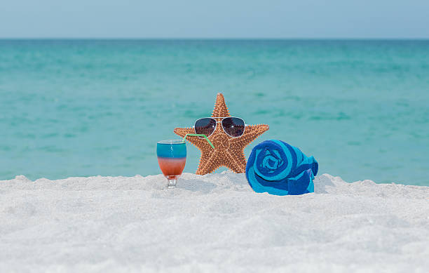 stella di mare, telo da mare e cocktail sulla spiaggia tropicale di sabbia bianca - pentagonaster starfish foto e immagini stock