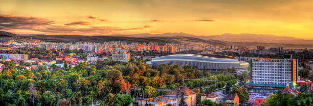 panorama de cluj-napoca, roumanie et stadium - roumanie photos et images de collection