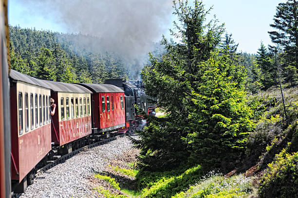 locomotiva a vapore treno guida a monte brocken - triebwagen foto e immagini stock