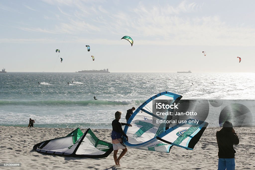 Kitesurfer tragen einen Drachen - Lizenzfrei Abheben - Aktivität Stock-Foto