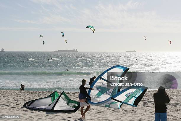 Kitesurfer Tragen Einen Drachen Stockfoto und mehr Bilder von Abheben - Aktivität - Abheben - Aktivität, Drachen, Afrika