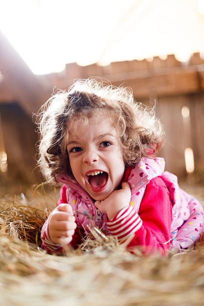 joyeux rire fille de foin - john garner photos et images de collection