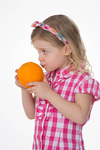 perfil de criança feminina com cabelo comprido - healthy eating profile tropical fruit fruit imagens e fotografias de stock