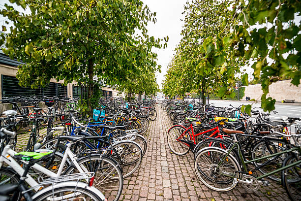 Estacionamento De Bicicletas Em Copenhaga Dinamarca - Fotografias de stock e mais imagens de Bicicleta - iStock