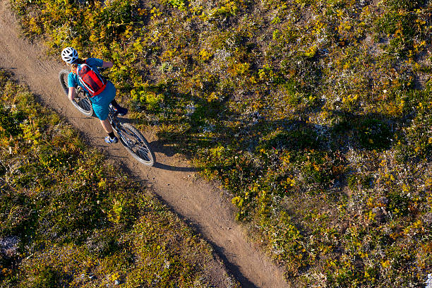 산악 자전거 여자아이 - mountain biking cycling action bicycle 뉴스 사진 이미지