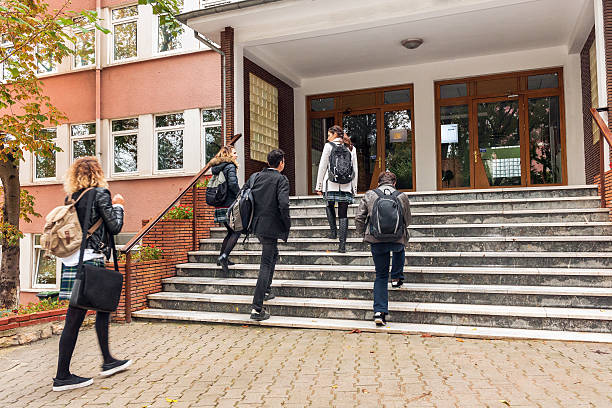 estudiantes turcos que van a la escuela, istanbul - staircase steps istanbul turkey fotografías e imágenes de stock