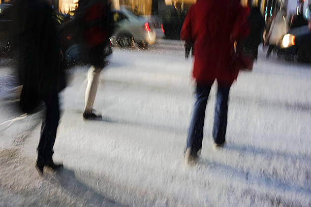 pessoas a caminhar na rua - toronto lovelocal ontario canada imagens e fotografias de stock