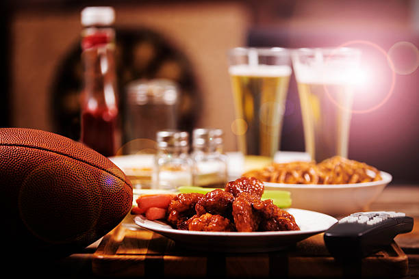 oglądania telewizji. lokalne sports bar lub pub. futbol, żywności, piwa. - beer wing spicy chicken wings chicken wing zdjęcia i obrazy z banku zdjęć