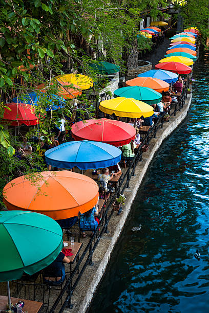 샌안토니오 리버워크, 텍사스, 아름다운 강 운하 관광 레스토랑 파라솔이 - san antonio riverwalk downtown district river 뉴스 사진 이미지