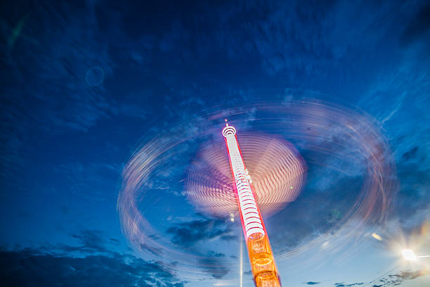 blured manège weel à la country fair - blurred motion amusement park spinning lighting equipment photos et images de collection