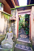 buddha-statue-auf-der-vorderseite-von-bali-zu-hause.jpg?b=1&s=170x170&k=20&c=COppjMmZhNpnKpcX2vZ0tO_CuWfjqMANYL5Y9BceHNA=