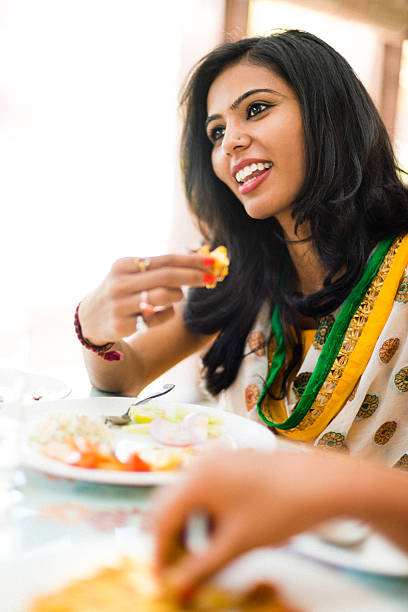 real indian femme manger dans un restaurant - pierced photos et images de collection