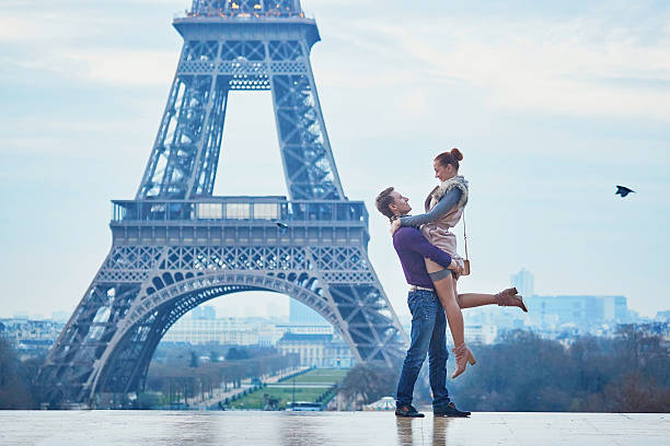 coppia vicino alla torre eiffel a parigi, francia - honeymoon wedding paris france bride foto e immagini stock