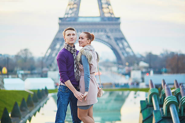 coppia vicino alla torre eiffel a parigi, francia - honeymoon wedding paris france bride foto e immagini stock