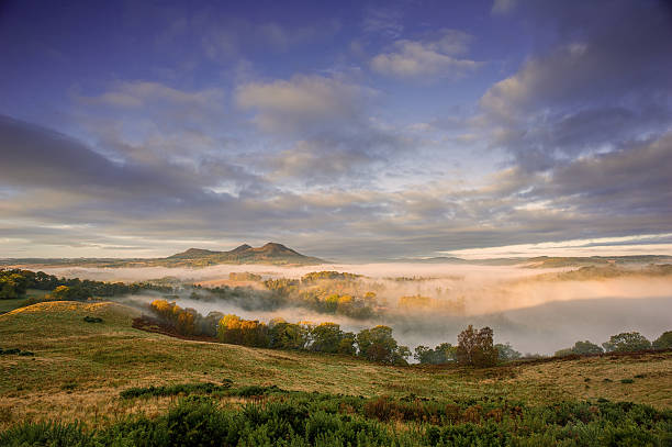 monte de eildon no borders da escócia - sun fog sky river - fotografias e filmes do acervo