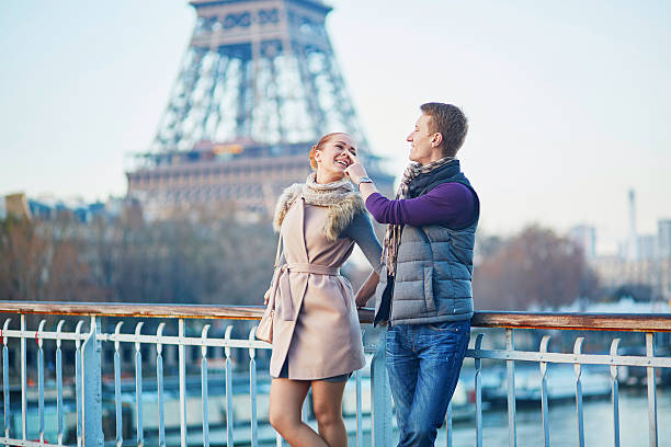 coppia vicino alla torre eiffel a parigi, francia - honeymoon wedding paris france bride foto e immagini stock