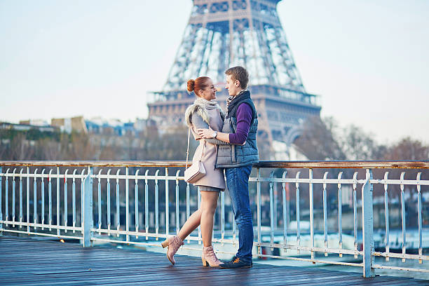 coppia vicino alla torre eiffel a parigi, francia - honeymoon wedding paris france bride foto e immagini stock