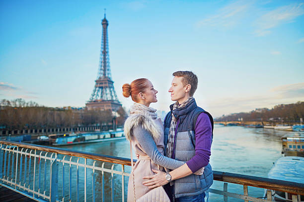 coppia vicino alla torre eiffel a parigi, francia - honeymoon wedding paris france bride foto e immagini stock