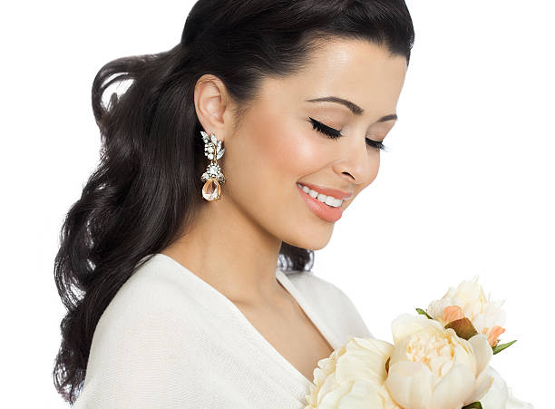 hermosa chica con pelo rizado oscuro - earring human face brown hair black hair fotografías e imágenes de stock