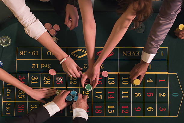 giocatori inserendo scommesse al tavolo del casinò - gamblers foto e immagini stock