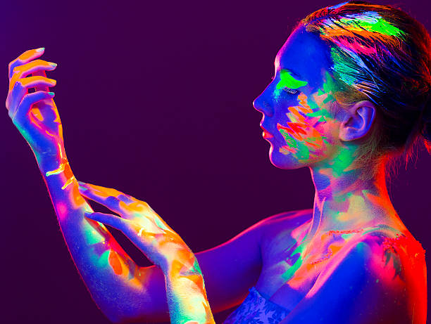 portrait de femme belle avec un maquillage uv couleur - body art photos et images de collection