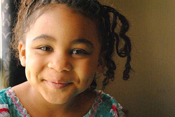 piękny czarny dziewczyna - african descent child brown eyes ethnicity zdjęcia i obrazy z banku zdjęć