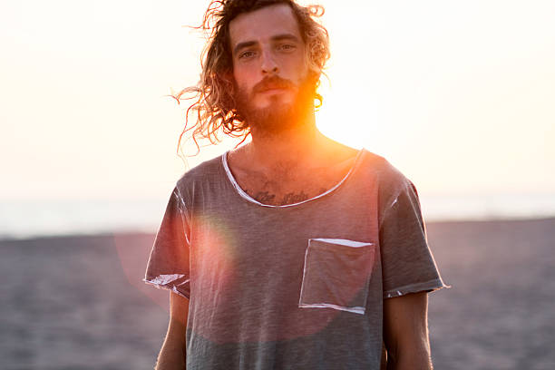 retrato de homem na praia - beautiful lifestyles human face blond hair - fotografias e filmes do acervo